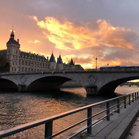 Lovely Flat On The Seine River * Paryż